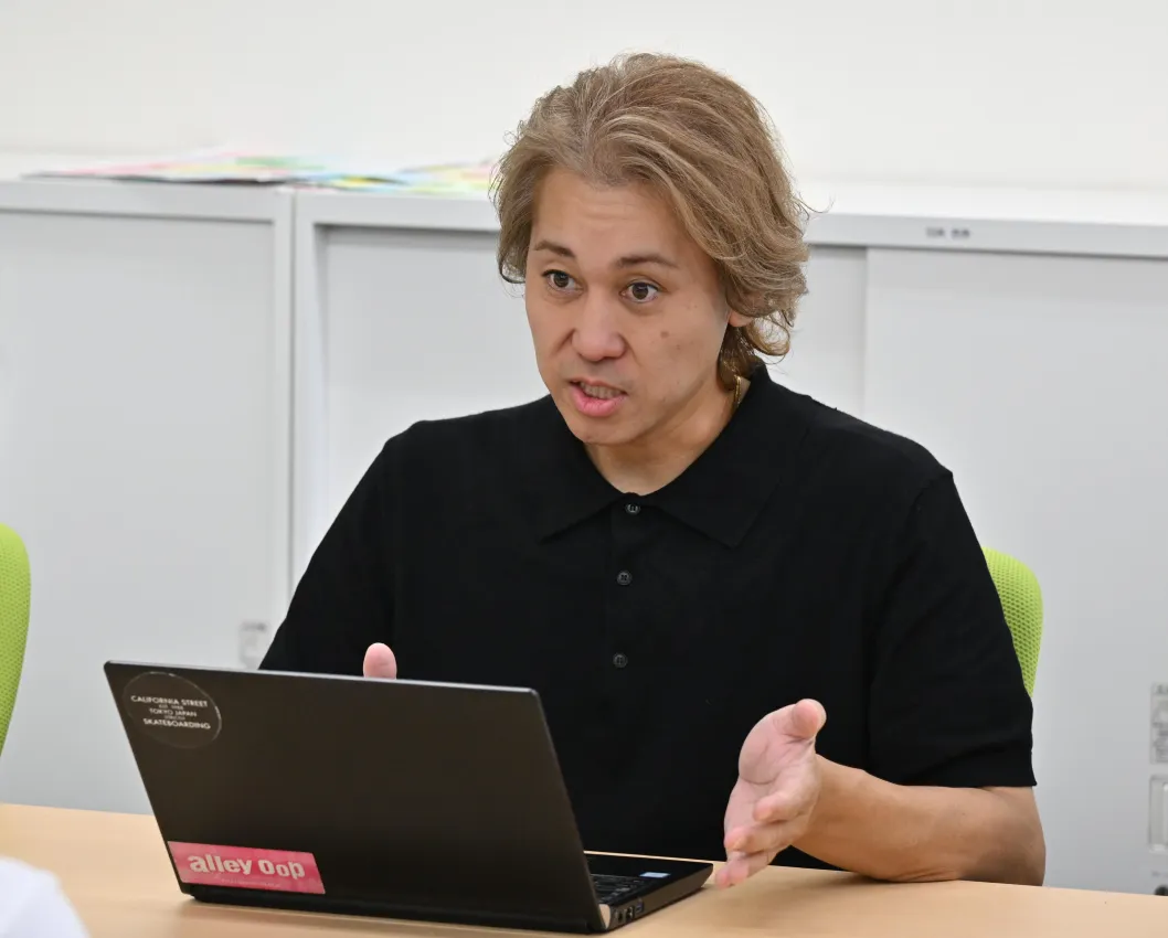 入社１、２年目の社員にナレッジを伝授したり、クライアント様への報告会を頻繁に開催するなど、学び成長する機会を増やしています。